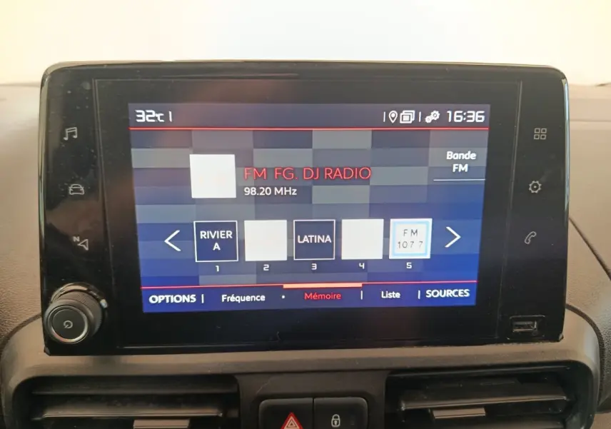 Écran tactile central du Citroën Berlingo 2021 affichant une radio FM, avec commandes autour et ventilation noire.