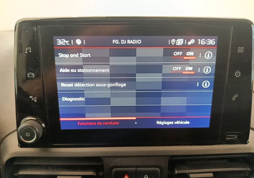 Écran tactile du tableau de bord du Citroën Berlingo 2021 affichant les réglages d’aide à la conduite.