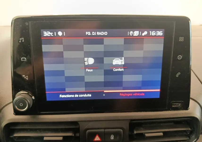 Écran tactile central du tableau de bord du Citroën Berlingo blanc 2021, affichant les réglages des feux et du confort.