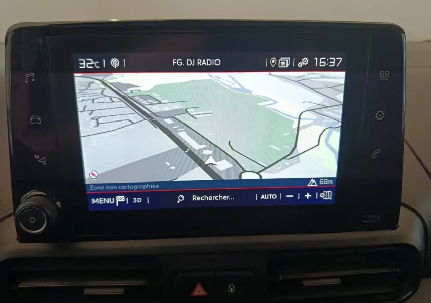 Écran tactile du système de navigation du Citroën Berlingo 2021, affichant une carte en mode 3D.