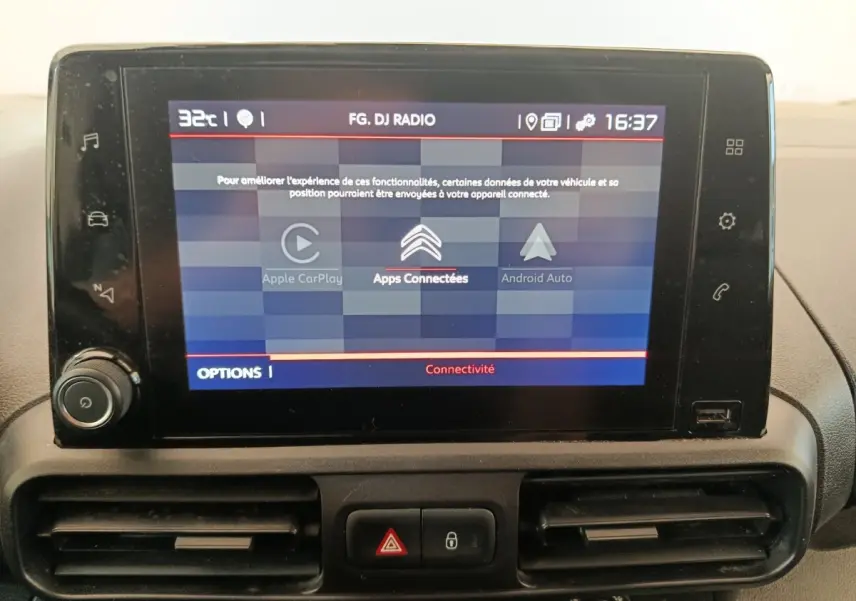 Écran tactile central du tableau de bord du Citroën Berlingo 2021 affichant les options Apple CarPlay, Apps Connectées et Android Auto.