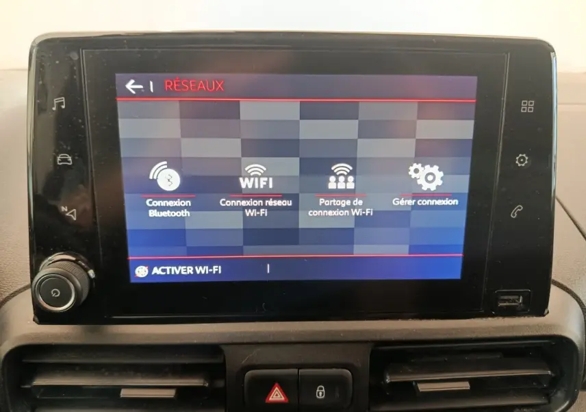 Écran tactile central du tableau de bord du Citroën Berlingo 2021 affichant les options de connexion Wi-Fi et Bluetooth.
