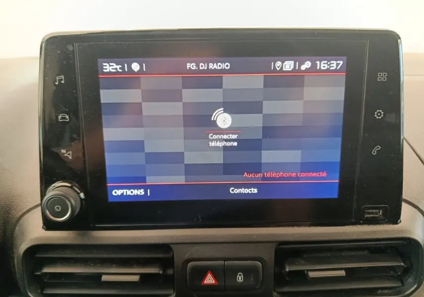 Écran tactile central du tableau de bord du Citroën Berlingo blanc 2021, affichant la connexion téléphone Bluetooth.