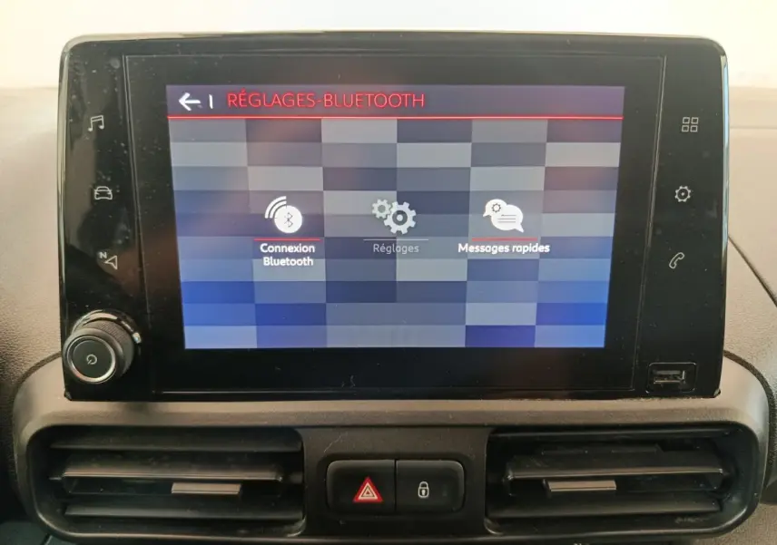 Écran tactile central du tableau de bord du Citroën Berlingo 2021 affichant les réglages Bluetooth.