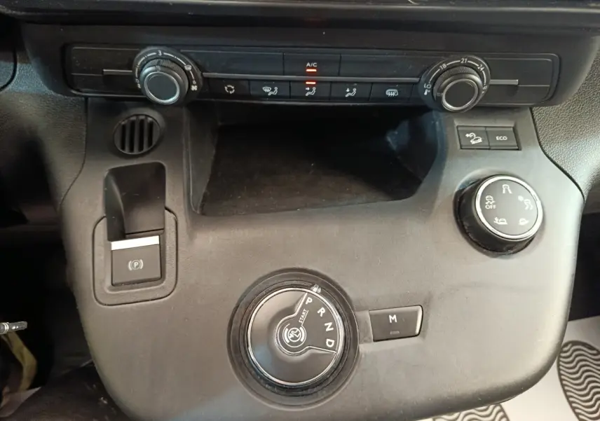 Vue rapprochée du tableau de bord du Citroën Berlingo 2021, avec molette de boîte automatique et commandes climatisation.