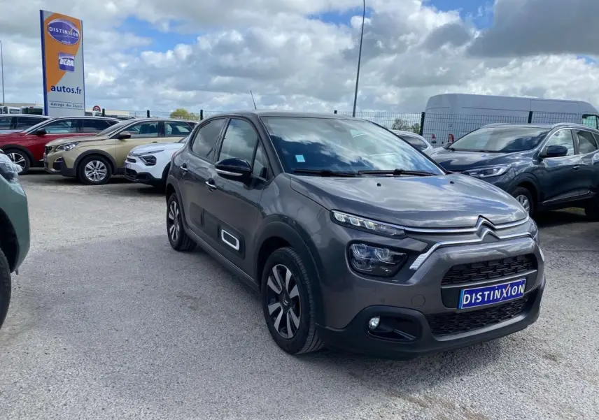 Citroën C3 gris platinium vue 3/4 avant droit avec toit noir Onyx et jantes alliage diamantées.