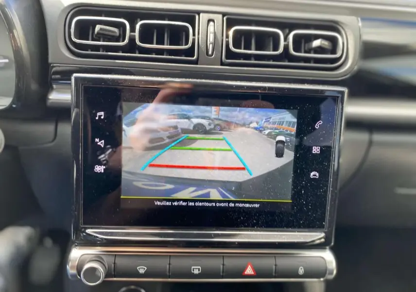 Écran tactile central montrant la caméra de recul d'une Citroën C3 2021, intérieur noir.