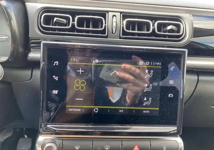 Vue rapprochée de la console centrale de la Citroën C3 2021, écran tactile et aérateurs noirs visibles.