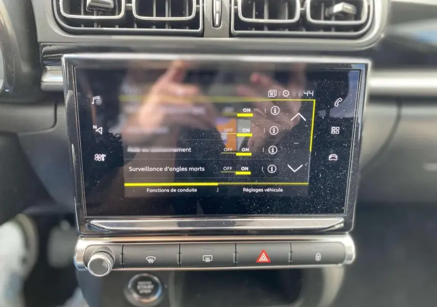 Écran tactile central de la Citroën C3 2021 montrant les réglages de conduite, avec aérateurs au-dessus.