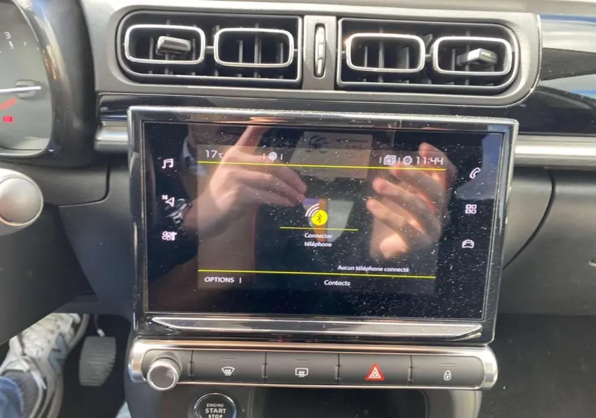 Tablette tactile centrale de la Citroën C3 2021 avec écran de connexion Bluetooth et commandes de climatisation visibles