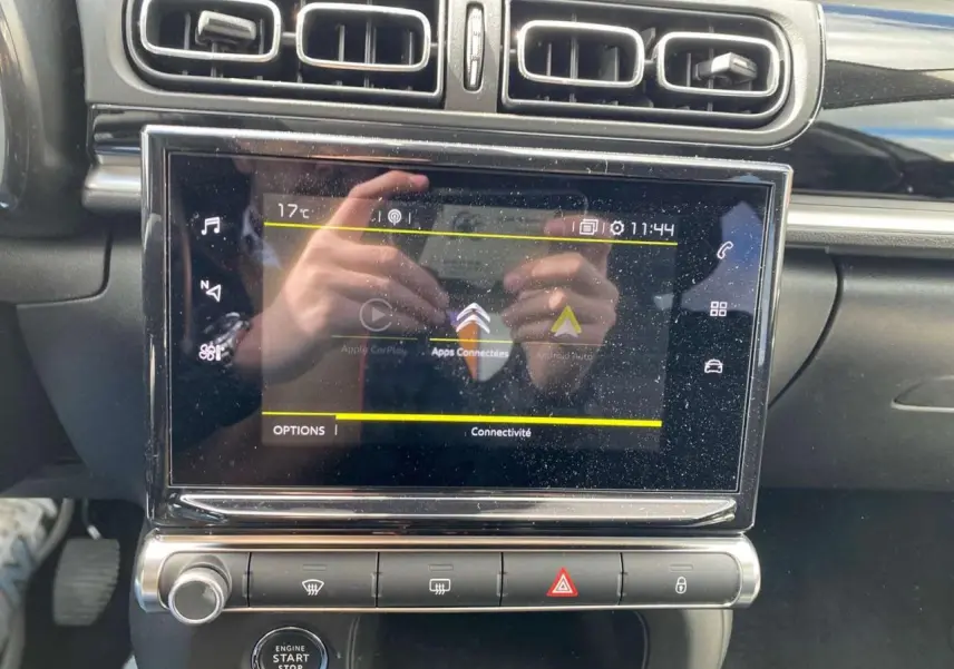 Écran tactile central de la Citroën C3 2021 gris platinium, avec commandes de climatisation et bouton start/stop.