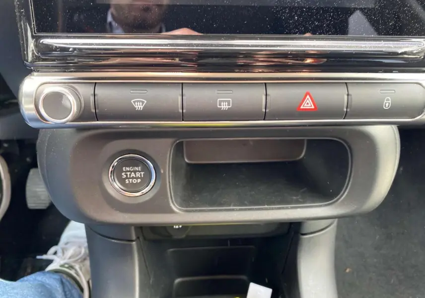 Gros plan sur la console centrale de la Citroën C3 2021, avec bouton start/stop et commandes de climatisation visibles.