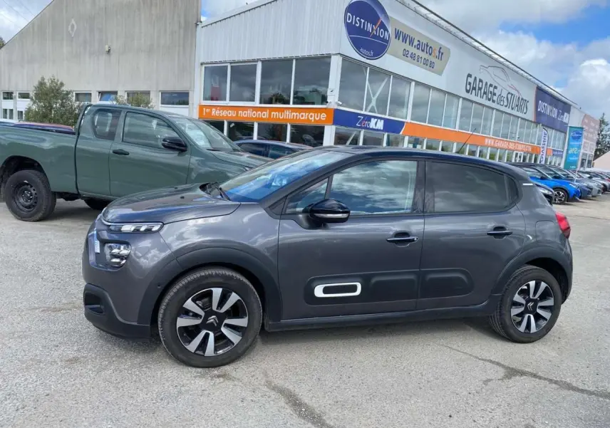 Citroën C3 gris platinium vue profil côté gauche, avec Airbump blanc et jantes alliage noires et argentées.