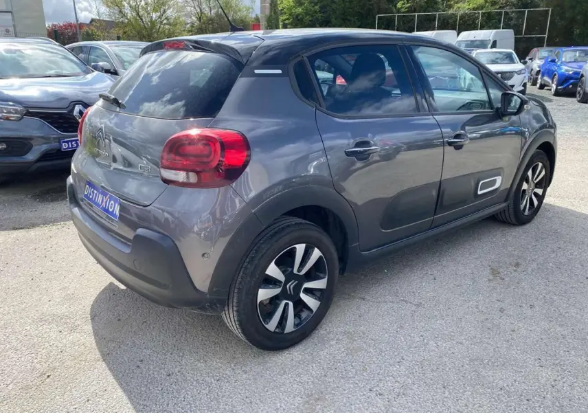 Citroën C3 gris platinium vue 3/4 arrière droit avec toit noir Onyx et jantes alliage diamantées.