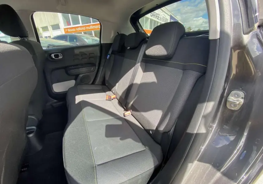Vue côté droit de la banquette arrière noire avec surpiqûres jaunes d'une Citroën C3 2021 gris platinium.