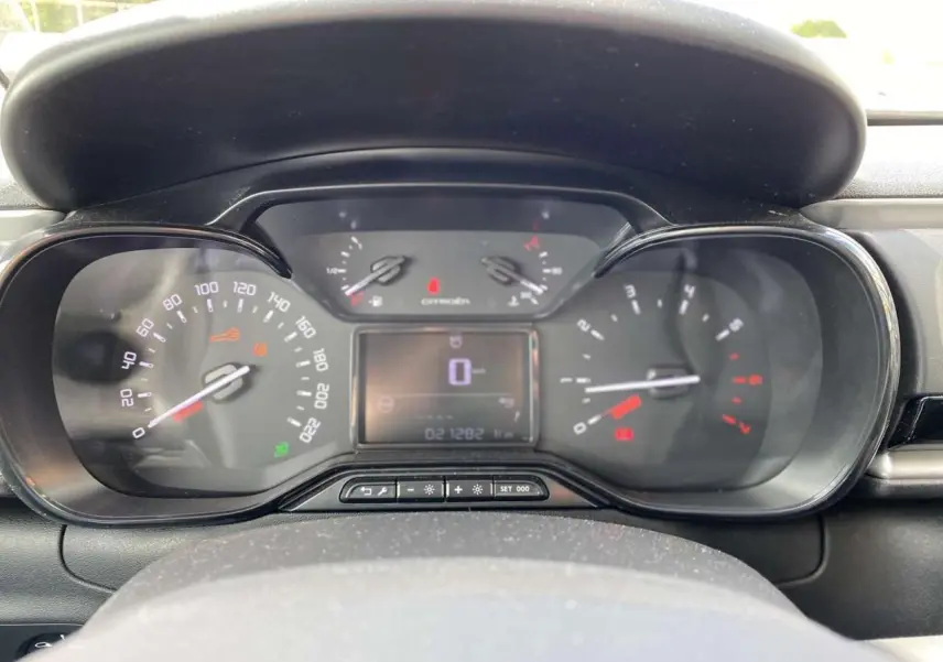 Vue rapprochée du tableau de bord de la Citroën C3 2021, affichant compteurs et écran digital central.