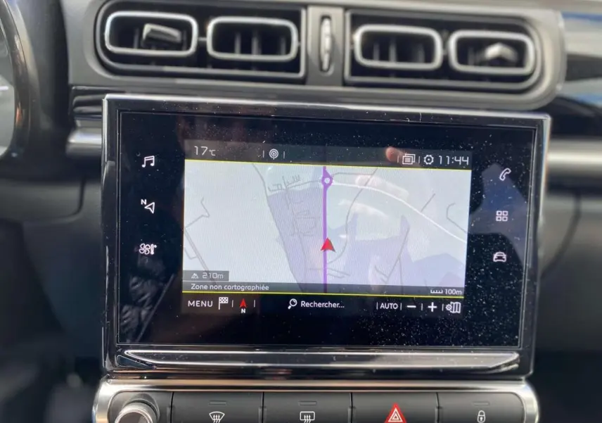 Écran tactile de navigation CITROEN C3 2021 gris platinium, vue rapprochée du tableau de bord central