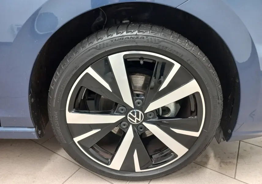 Gros plan sur la jante alliage 18'' Catania noire et argentée de la Volkswagen Golf Bleu Anemone côté gauche.