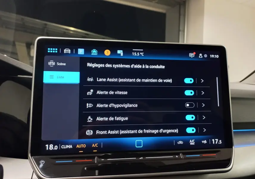 Écran tactile du système d'aide à la conduite dans l'habitacle d'une Volkswagen Golf 1.5 TSI Bleu Anemone, vue intérieure.