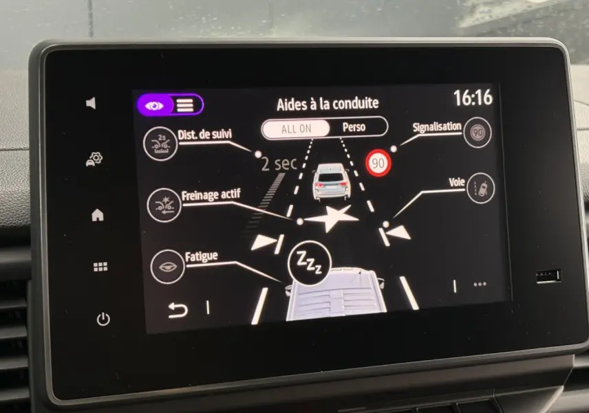 Écran tactile du tableau de bord montrant les aides à la conduite du Renault Trafic Fourgon blanc Glacier.