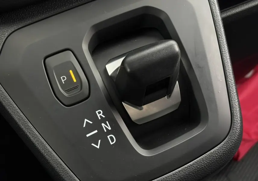 Gros plan sur le levier de vitesses automatique noir du Renault Trafic Fourgon, entouré de commandes de sélection de mode.