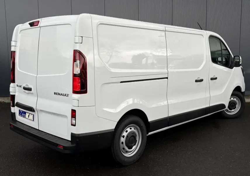 Vue 3/4 arrière droite du Renault Trafic Fourgon blanc Glacier avec portes arrière tôlées et porte latérale coulissante.