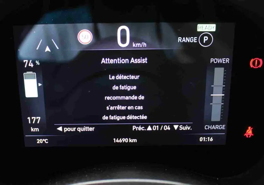 Affichage numérique du tableau de bord de la Fiat 500 électrique 2023, montrant l'assistance fatigue et l'autonomie restante.