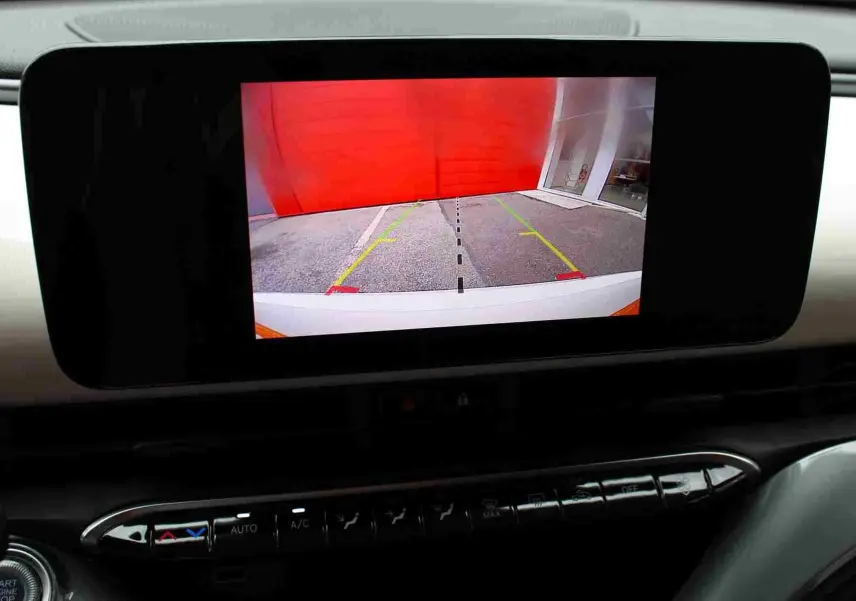 Écran central de la Fiat 500 électrique 2023 montrant la caméra de recul avec guidage coloré, tableau de bord noir.