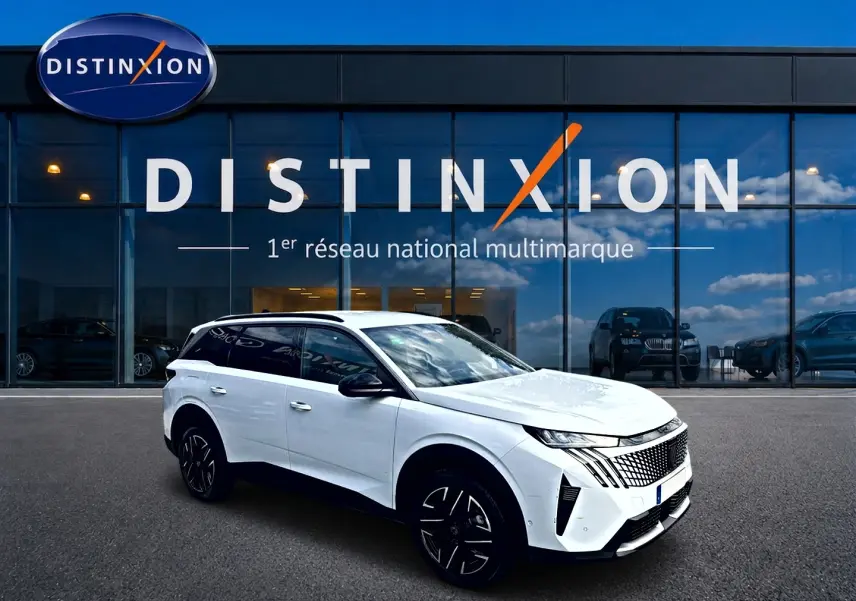 Peugeot 5008 Hybrid 145 allure blanc en vue 3/4 avant droit, avec jantes alu et vitres arrière surteintées.
