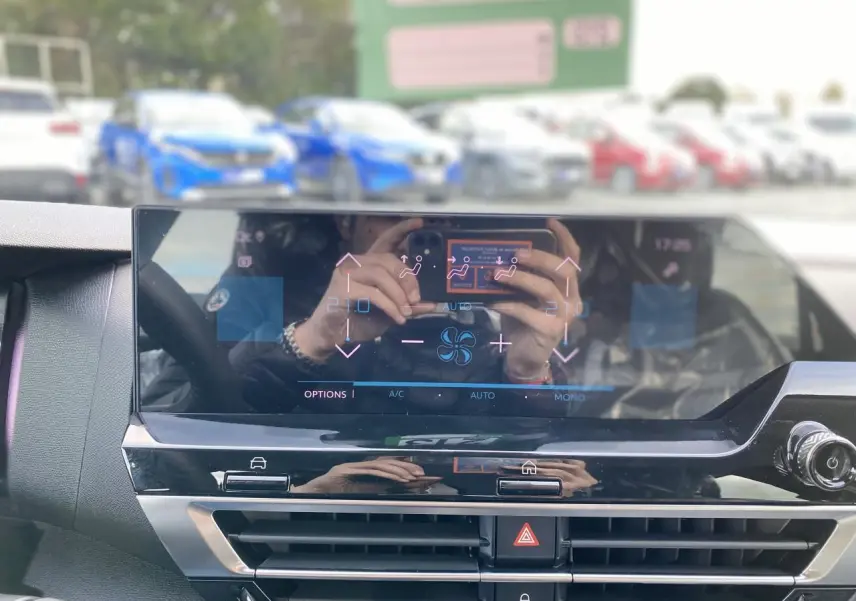 Écran tactile de climatisation affichant 21°C dans l'habitacle d'une Citroën C4 2023.