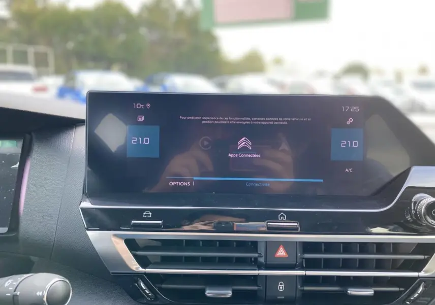 Vue rapprochée du tableau de bord de la Citroën C4 2023 avec écran tactile et commandes de climatisation.