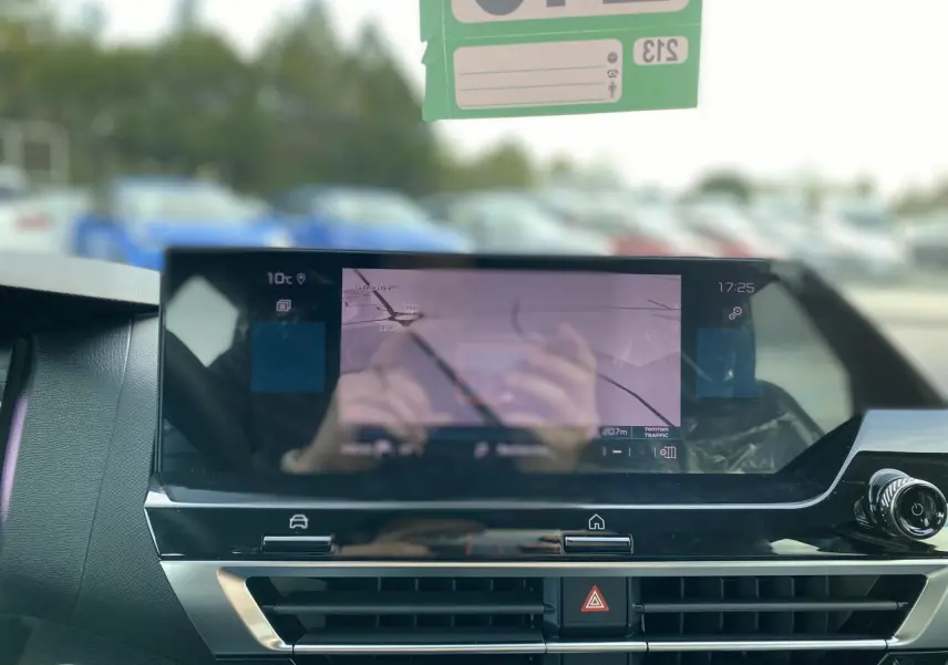 Vue rapprochée de l'écran tactile central du tableau de bord de la Citroën C4 Rouge Elixir avec navigation affichée.
