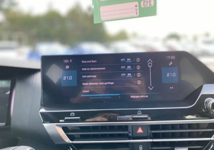 Écran tactile central du tableau de bord de la Citroën C4 2023 affichant les réglages d'aide à la conduite.