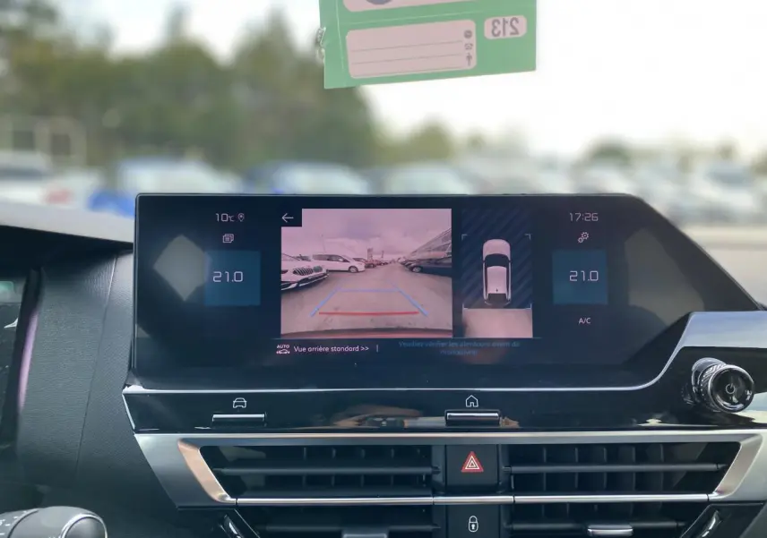 Écran central de la Citroën C4 rouge Elixir 2023 montrant la caméra de recul et la température à 21°C.