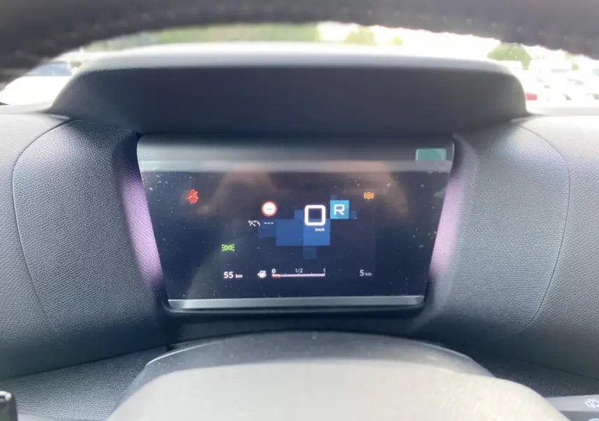 Affichage numérique du tableau de bord de la Citroën C4 2023 en mode marche arrière, avec indicateurs lumineux visibles.