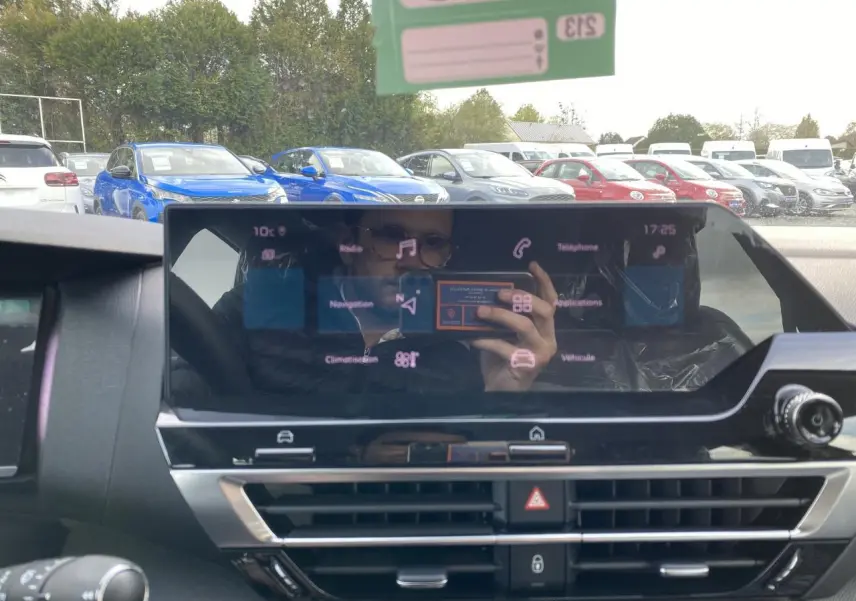 Tableau de bord numérique de la Citroën C4 Rouge Elixir 2023 avec écran tactile et commandes intégrées.