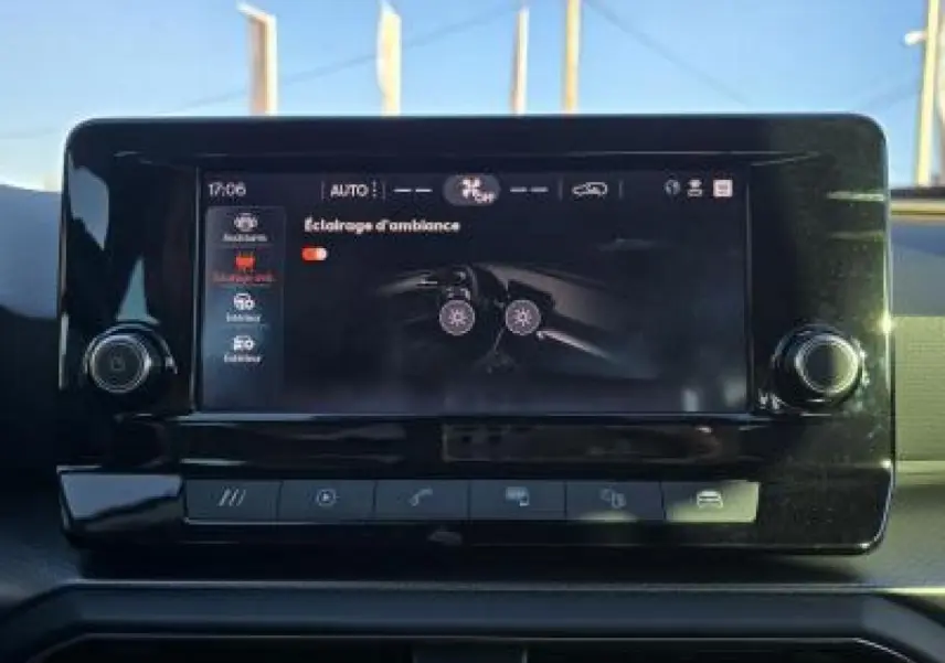 Écran tactile central affichant les réglages d’éclairage d’ambiance dans l’habitacle d’une SEAT LEON blanche 2024.