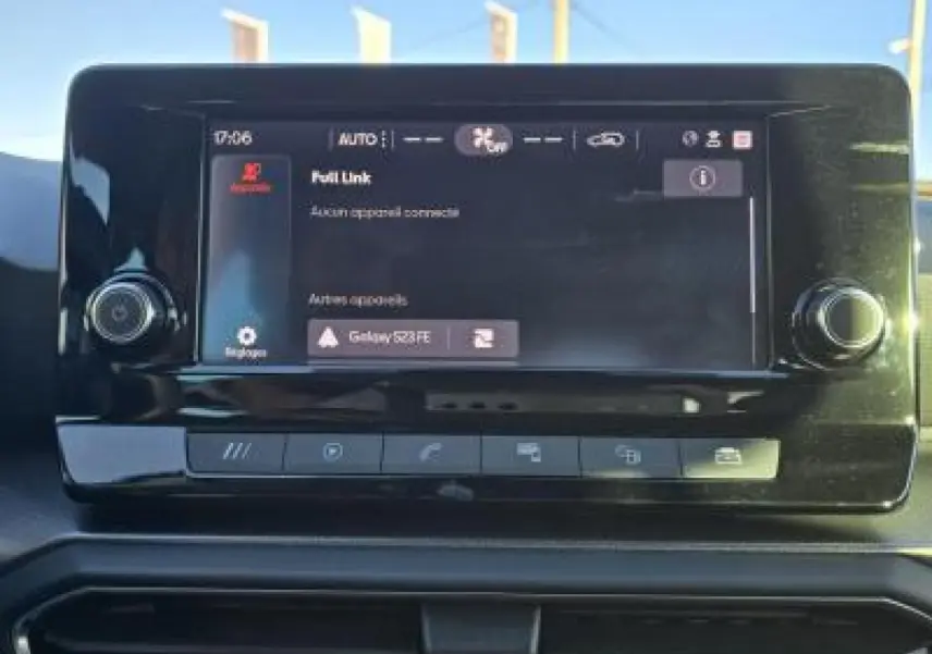 Écran tactile central du système de navigation de la SEAT LEON IV 2.0 TDI 150 Style Edition Vision, vue frontale rapprochée.