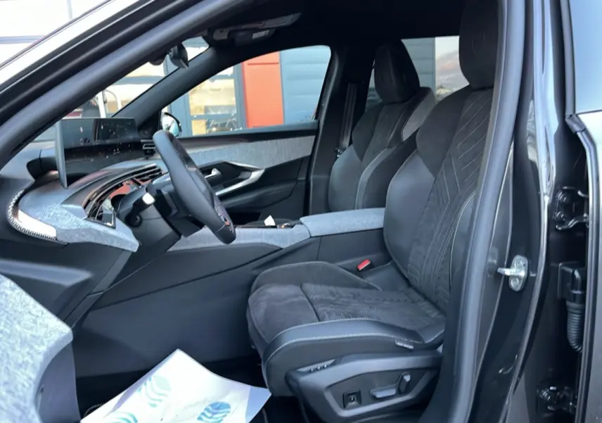 Vue intérieure côté gauche du Peugeot 5008 Hybrid gris artense, sièges avant en alcantara noir avec surpiqûres blanches.