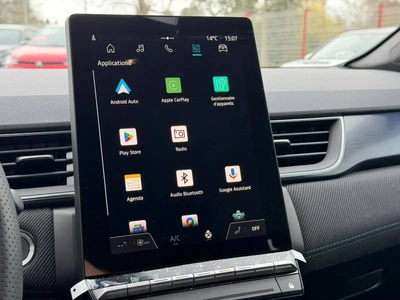 Vue rapprochée de l’écran tactile central du Renault Captur 2026, affichant les applications connectées dans un intérieur gris et noir.