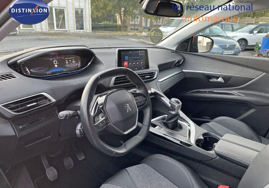Intérieur du Peugeot 3008 Cooper Metal 2019, vue côté conducteur, volant compact et console centrale avec boîte manuelle.