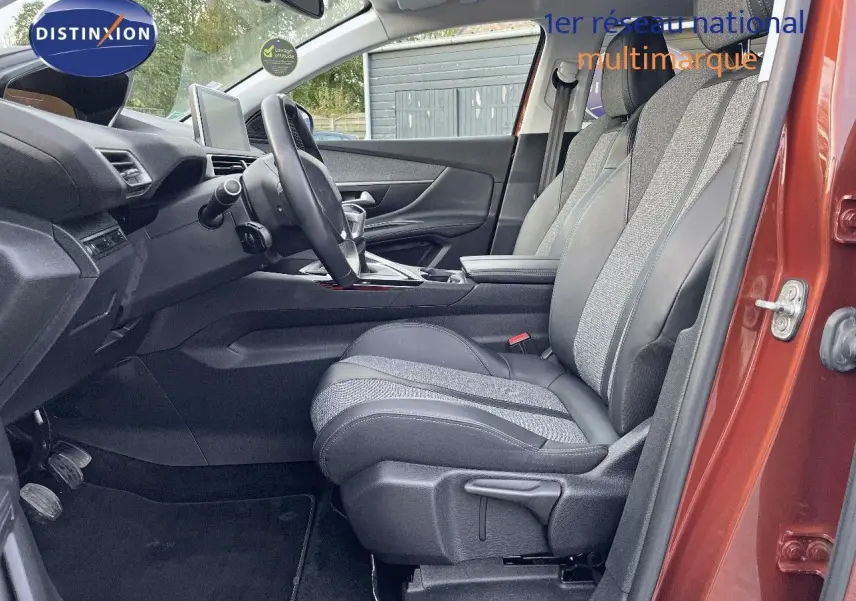 Intérieur côté conducteur du Peugeot 3008 Cooper Metal 2019, sièges en cuir et tissu gris, tableau de bord moderne visible.