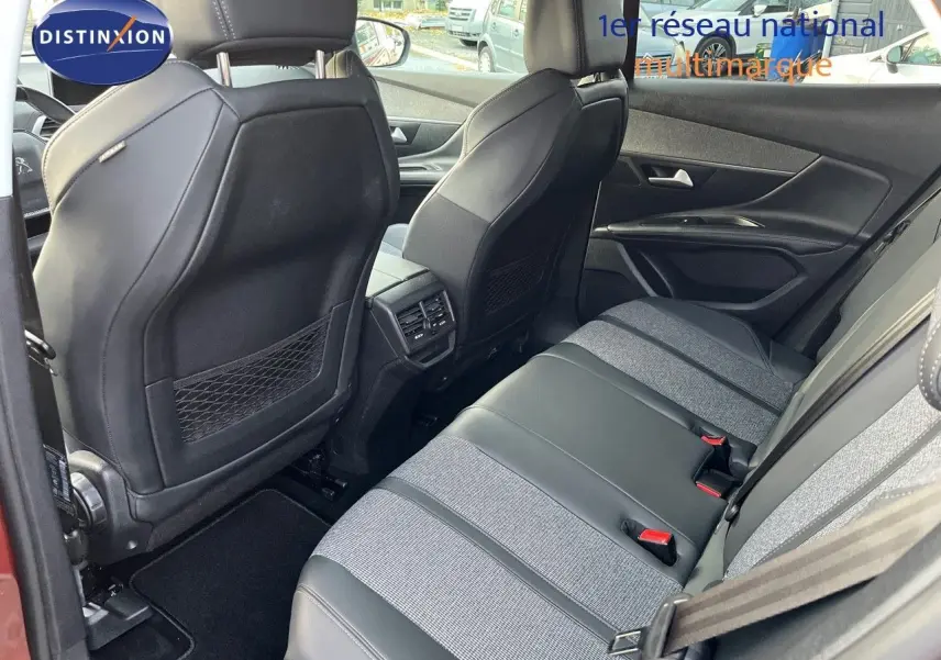 Vue arrière côté droit de l'habitacle du Peugeot 3008 Cooper Metal, sièges mixtes cuir et tissu gris.