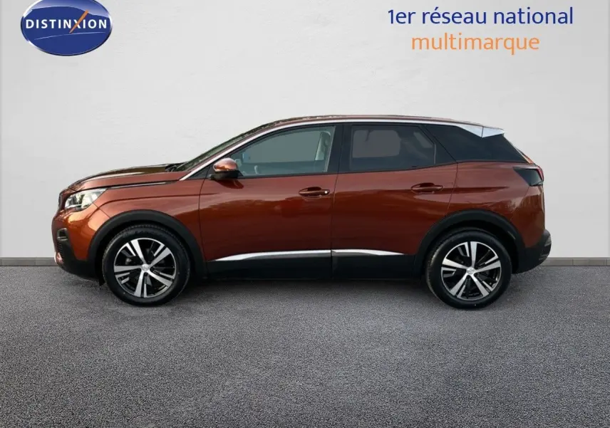 Profil côté gauche du Peugeot 3008 Cooper Metal 2019, mettant en valeur sa teinte cuivre métallisée et ses jantes modernes.