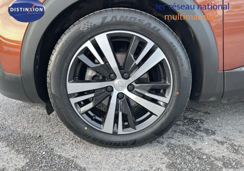 Gros plan sur la jante alliage bicolore et pneu Landsail du côté gauche d'un Peugeot 3008 Cooper Metal 2019.