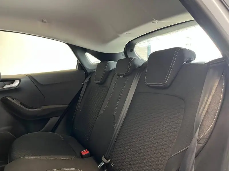 Vue intérieure côté droit des sièges arrière noirs avec surpiqûres blanches du Ford Puma 2022 Blanc Glacier