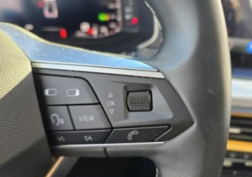 Gros plan sur les commandes multifonctions du volant cuir noir du SEAT Arona 2024, côté gauche.