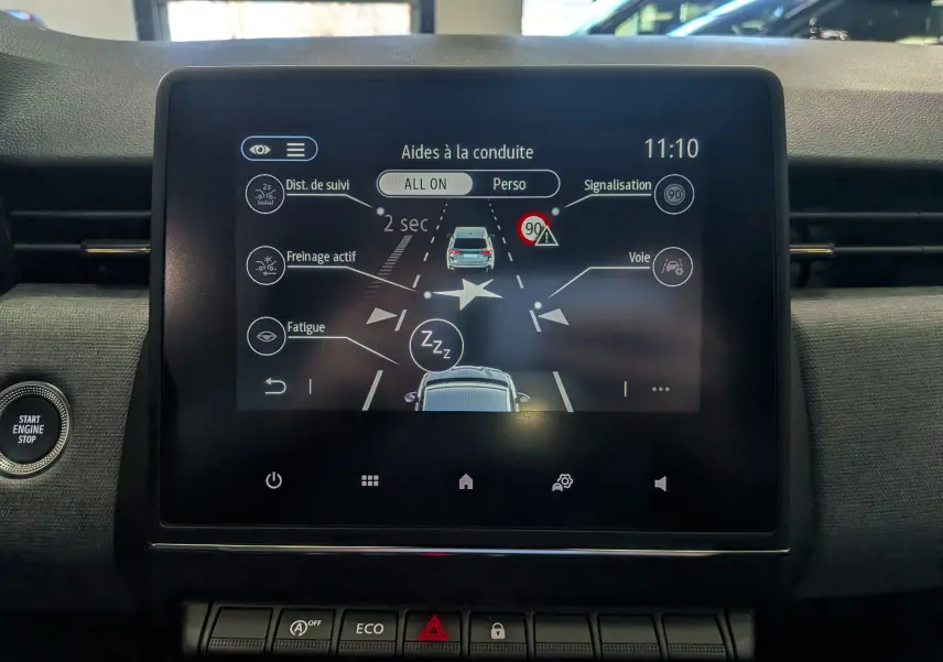 Écran central tactile de la Renault Clio V gris Rafale montrant les aides à la conduite avec affichage clair.