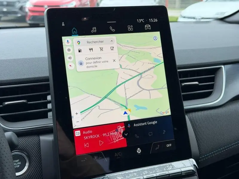 Écran tactile central du tableau de bord du Renault Captur 2026 avec navigation et interface multimédia visible.