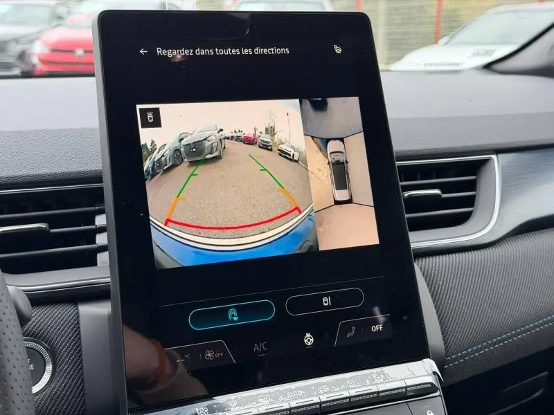 Vue intérieure sur l'écran central affichant la caméra de recul du Renault Captur 2026 Bleu Iron/Noir Etoilé.